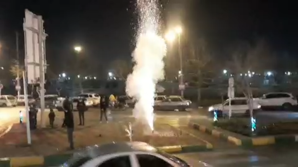 جشن 22 بهمن بیرون مسجد با حضور پرشور مردم محل