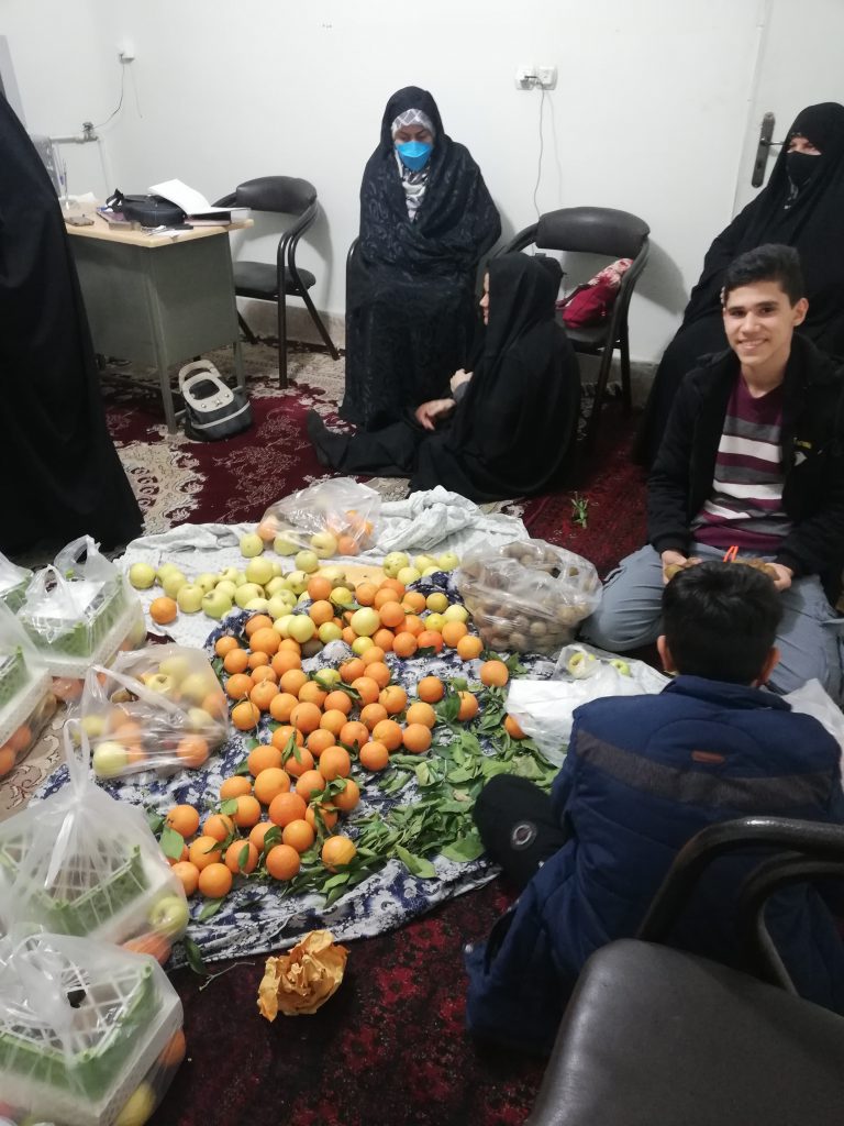 تهیه واماده سازی وتوزیع 100 بسته میوه وشیرینی ویژه شب یلدا بین نیازمندان محدوده مسجد