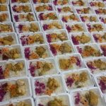 پخت غذای گرم و توزیع میان محرومین ومعسرین منطقه شهرک شهید رجایی