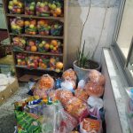 تهیه و توزیع سبد کالا و میوه شب یلدا برای نیازمندان و معسرین محله