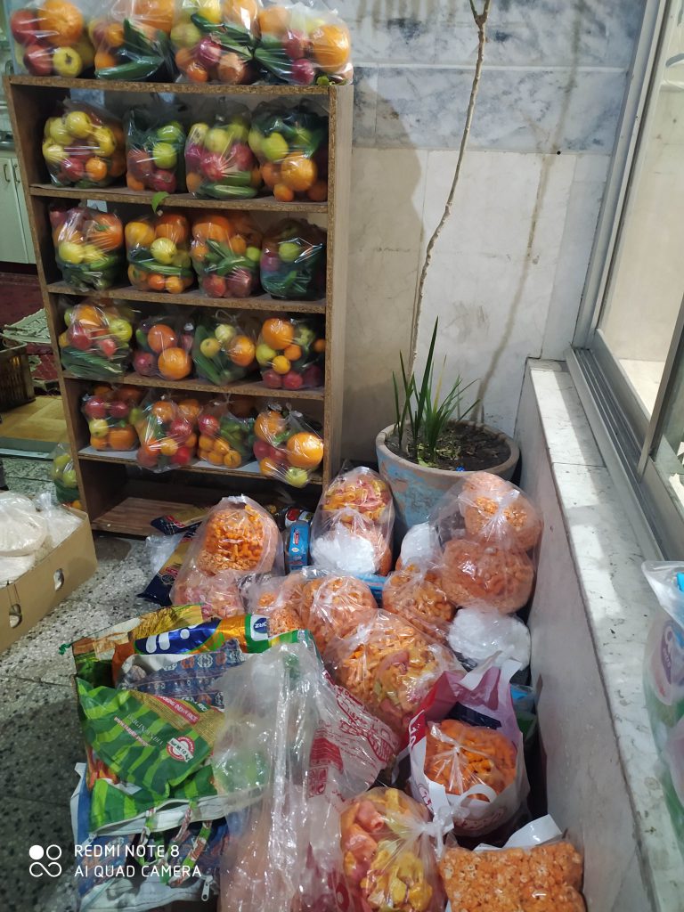 تهیه و توزیع سبد کالا و میوه شب یلدا برای نیازمندان و معسرین محله