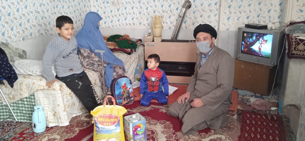 احسان به خانواده سادات یک کیسه برنج و یک حلب روغن اهدا گردید