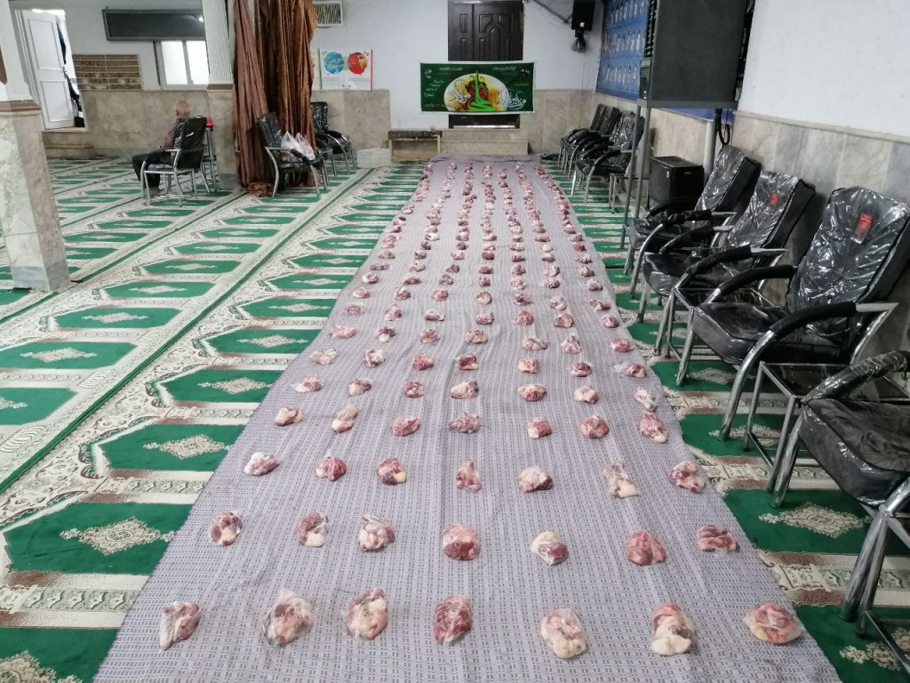 قربانی22 راس گوسفند و توزیع بین نیازمندان و نمازگزاران مسجد در روز عید قربان
