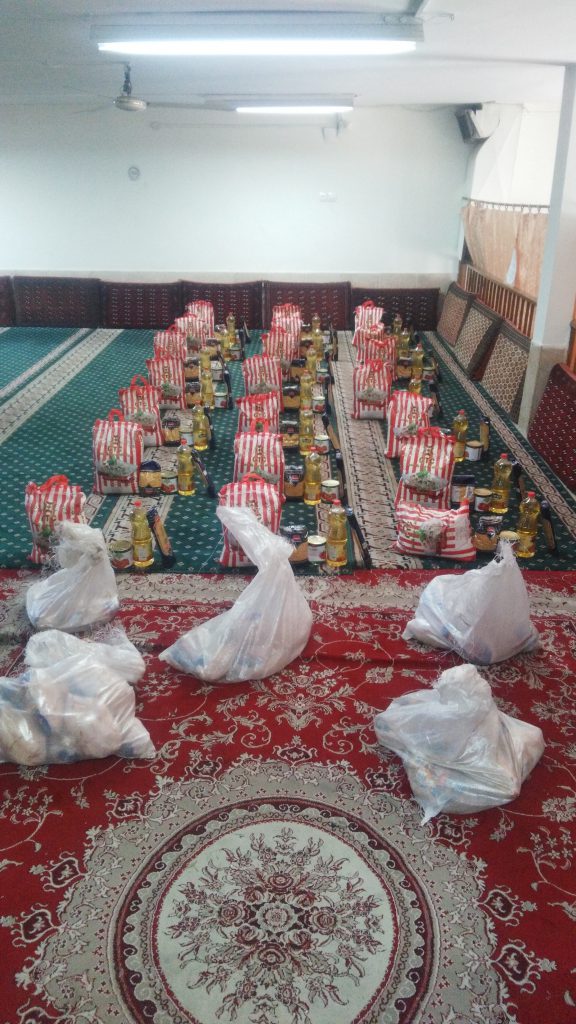 توزیع بسته های معیشتی بین نیازمندان محله توسط بچه های مسجدی