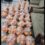 توزیع میوه برای خانواده نیازمند